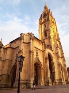Lee más sobre el artículo Catedral de San Salvador de Oviedo: horarios y breve historia