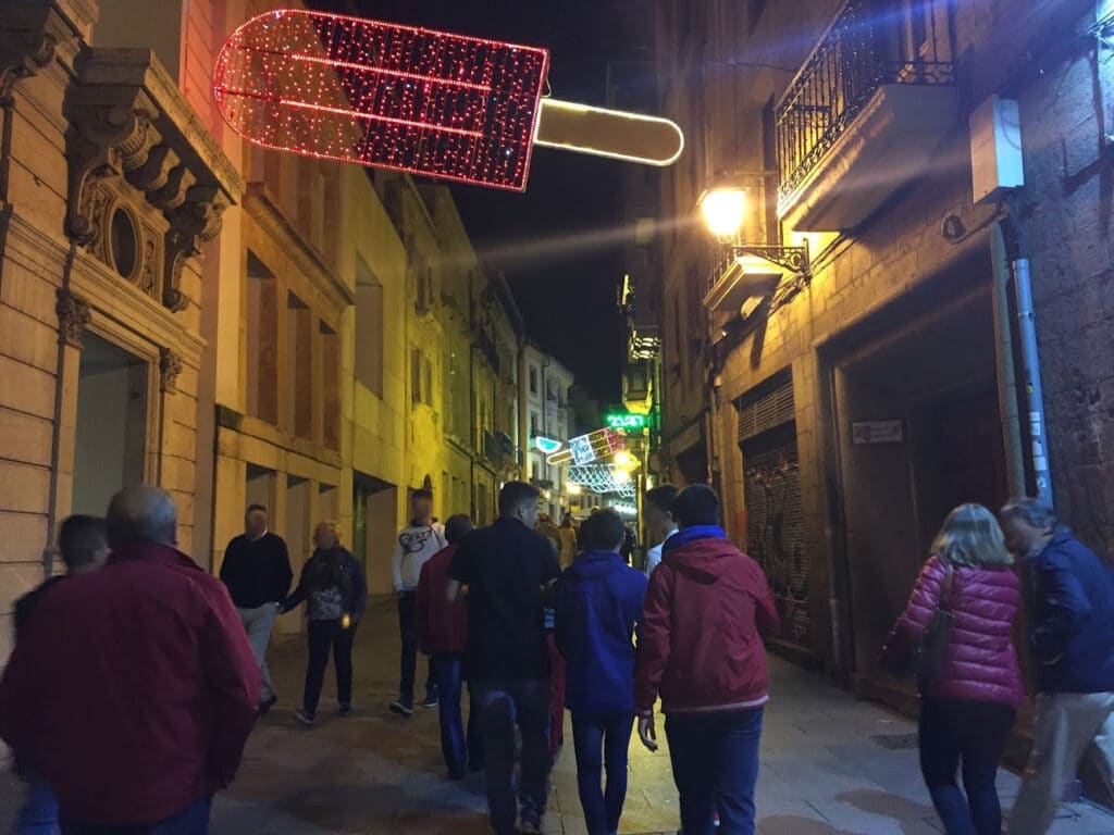 Calle Mon de Oviedo por la noche en San Mateo