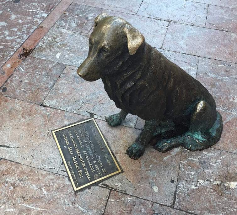 Estatua de Rufo con placa en el centro de la ciudad de Oviedo