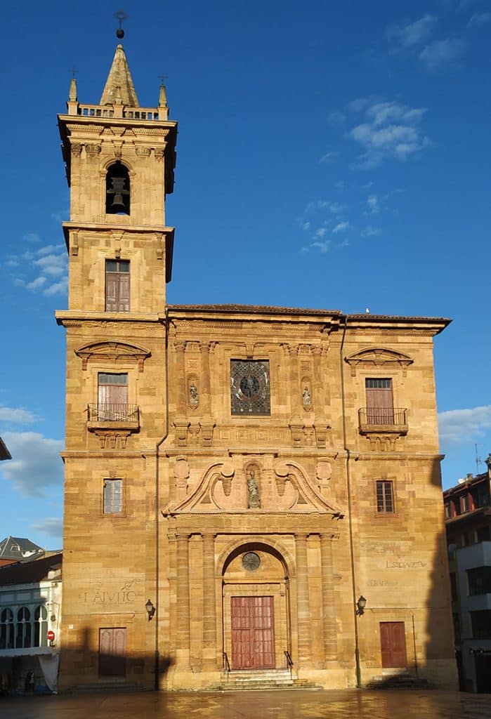 Iglesia de San Isidoro en Plaza del Ayuntamiento de Oviedo